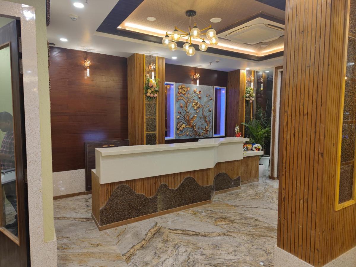 Prime Land Hotell Varanasi Exteriör bild