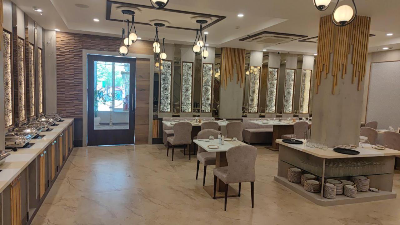 Prime Land Hotell Varanasi Exteriör bild