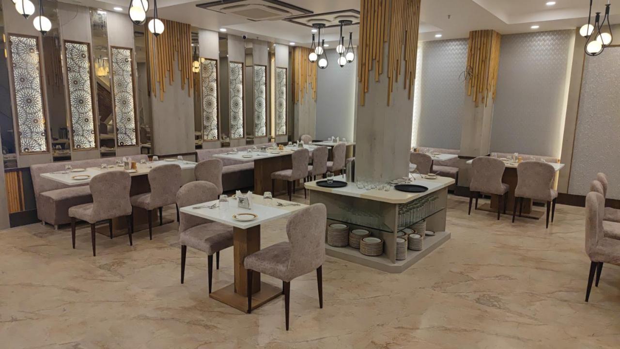Prime Land Hotell Varanasi Exteriör bild