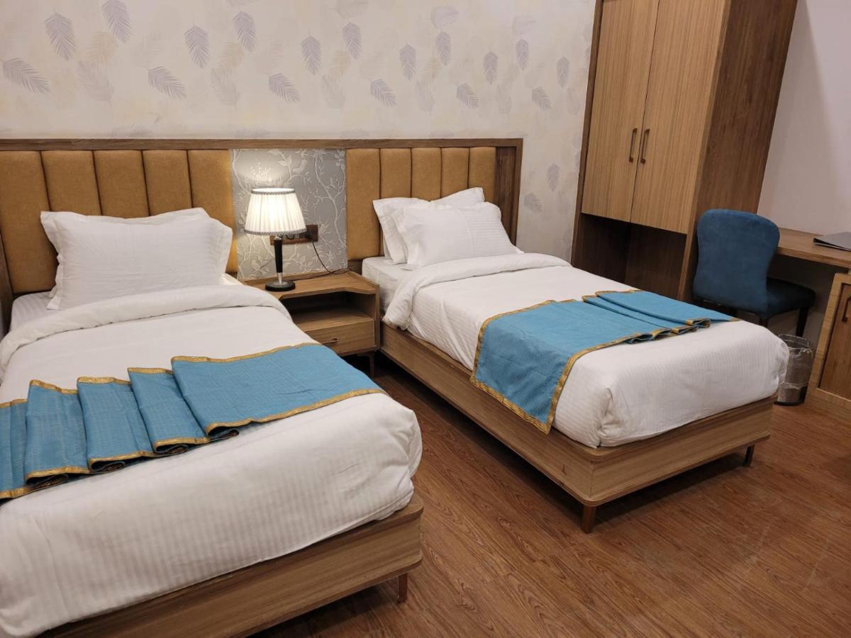 Prime Land Hotell Varanasi Exteriör bild