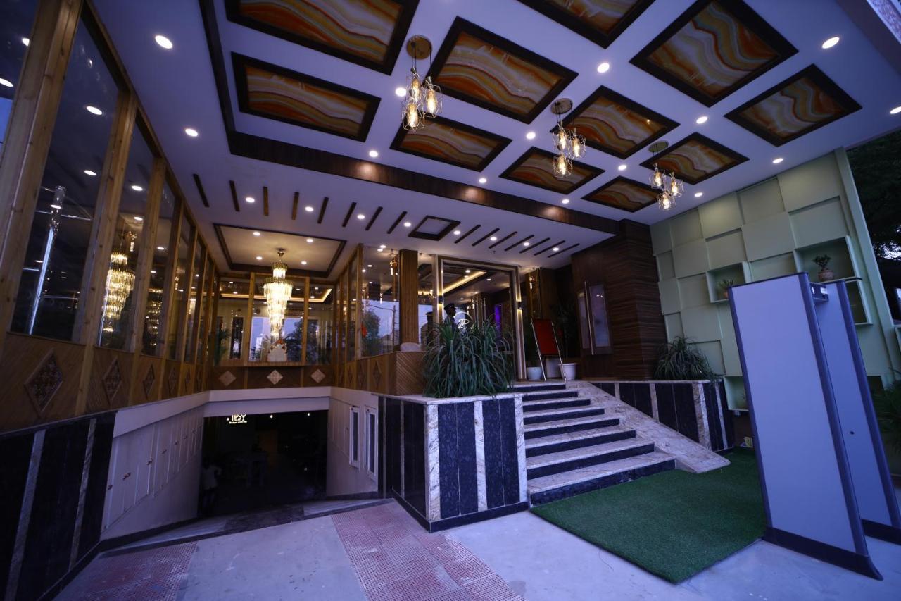 Prime Land Hotell Varanasi Exteriör bild