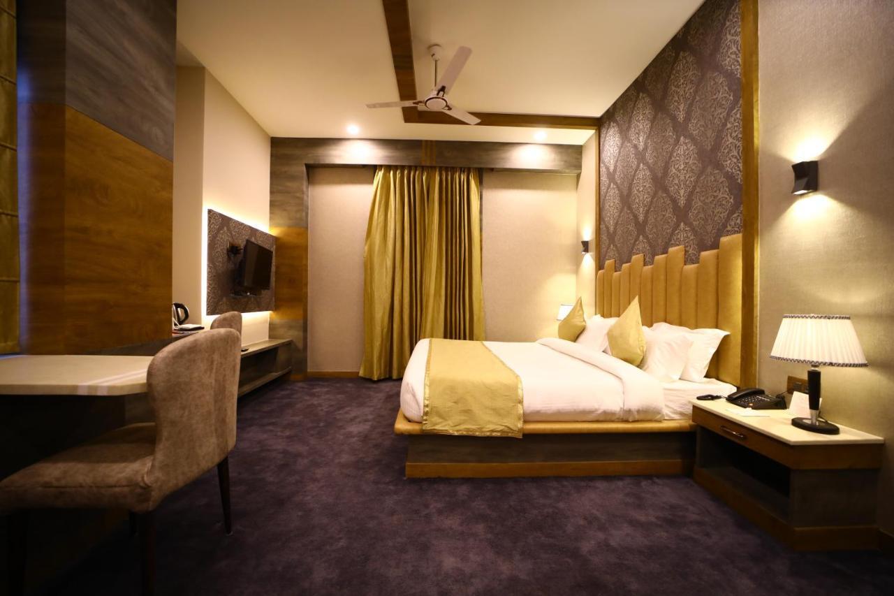 Prime Land Hotell Varanasi Exteriör bild