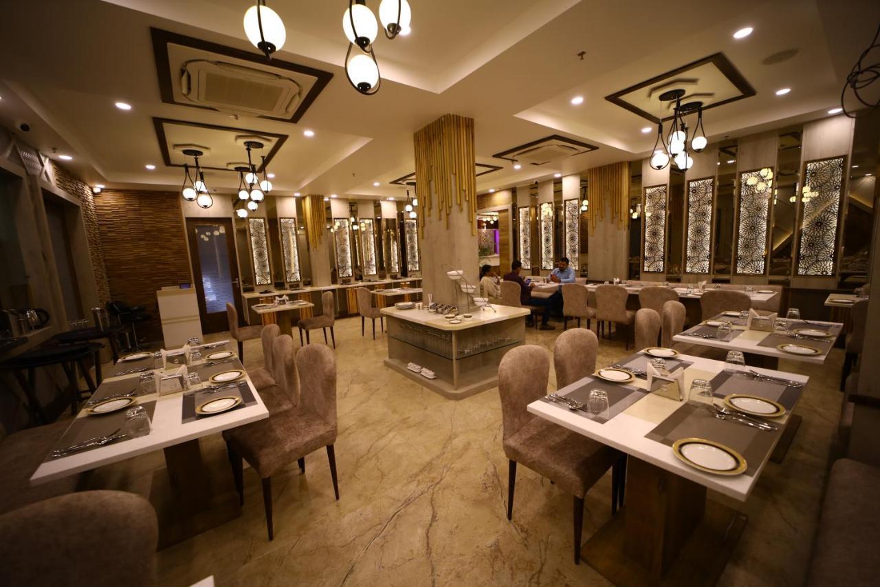Prime Land Hotell Varanasi Exteriör bild