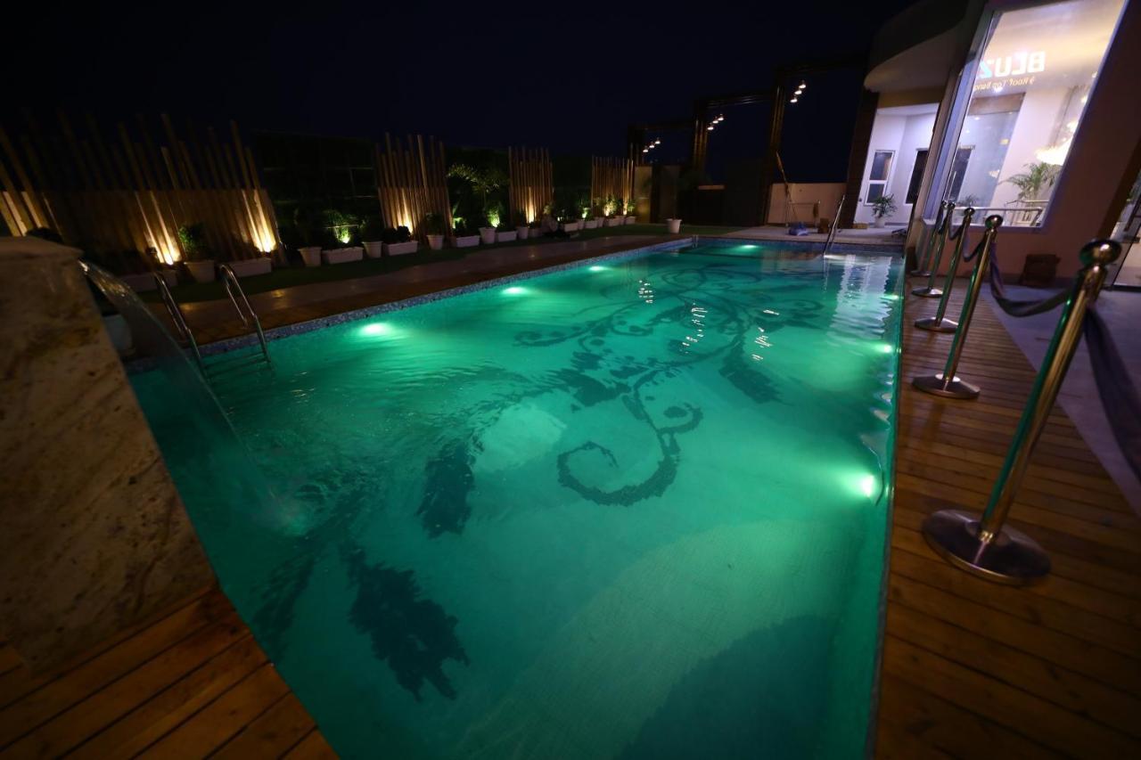 Prime Land Hotell Varanasi Exteriör bild
