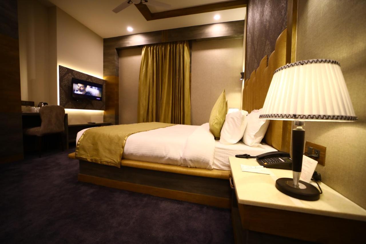 Prime Land Hotell Varanasi Exteriör bild