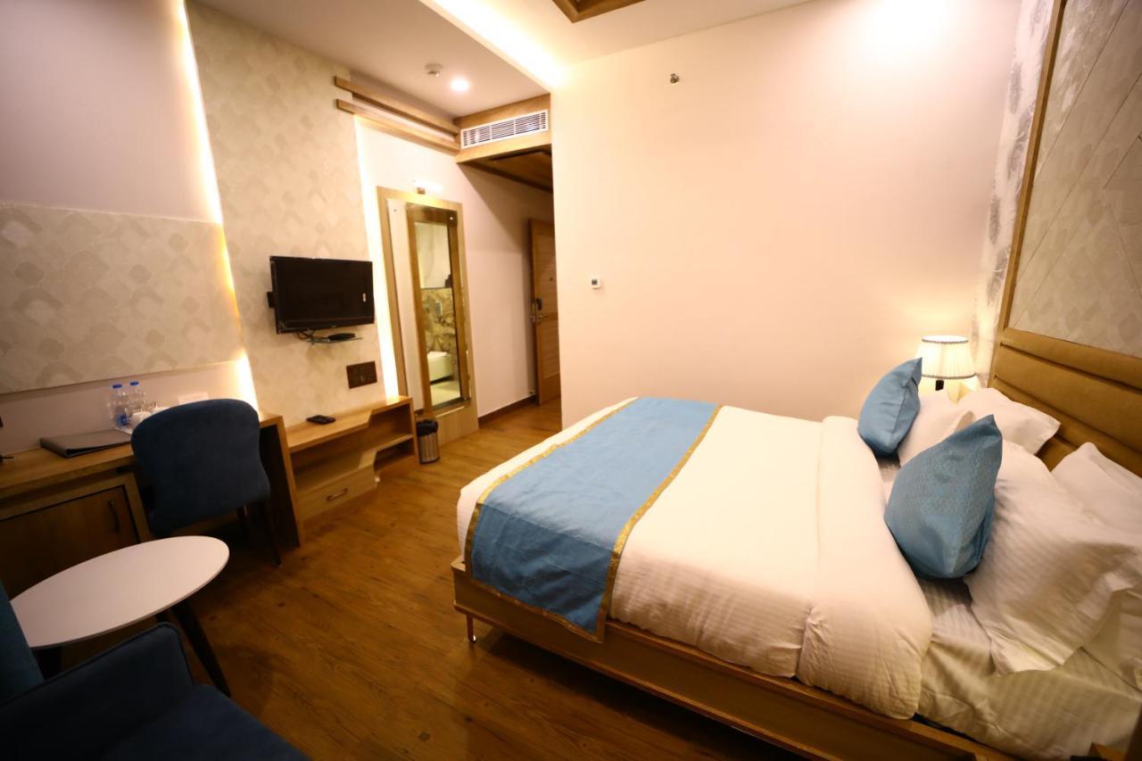 Prime Land Hotell Varanasi Exteriör bild