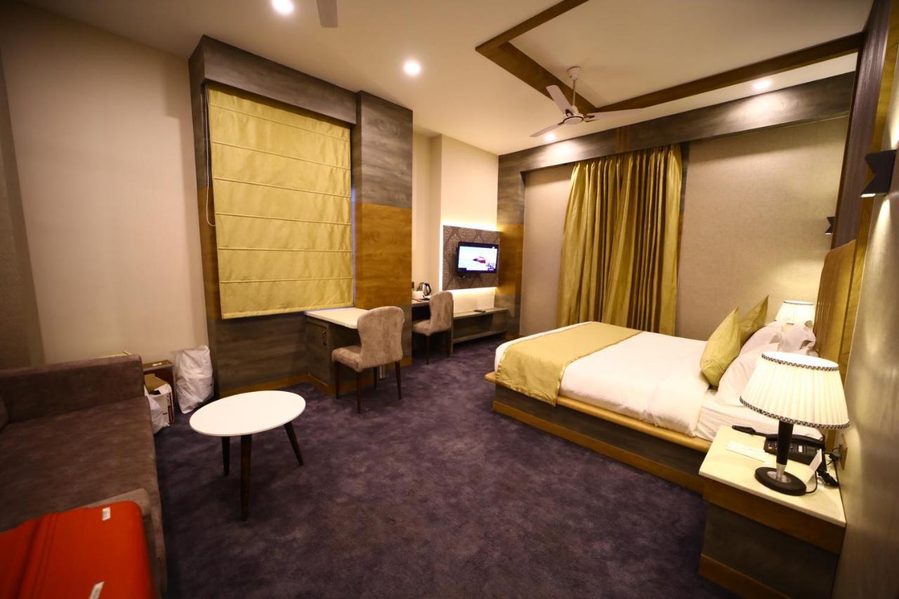 Prime Land Hotell Varanasi Exteriör bild