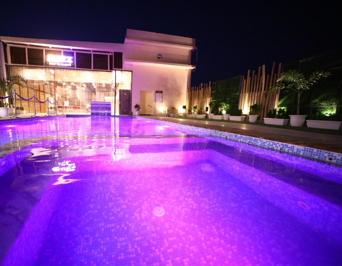 Prime Land Hotell Varanasi Exteriör bild