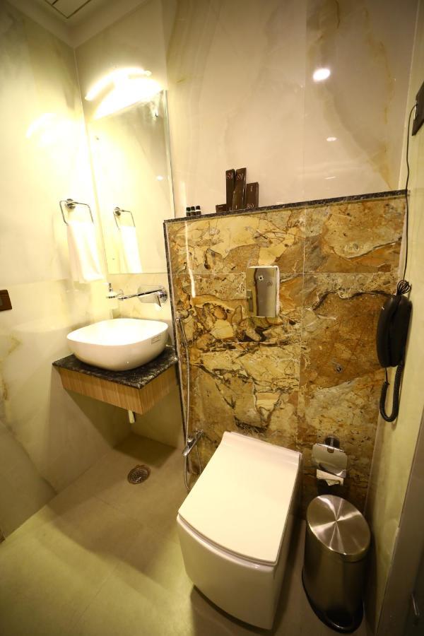 Prime Land Hotell Varanasi Exteriör bild