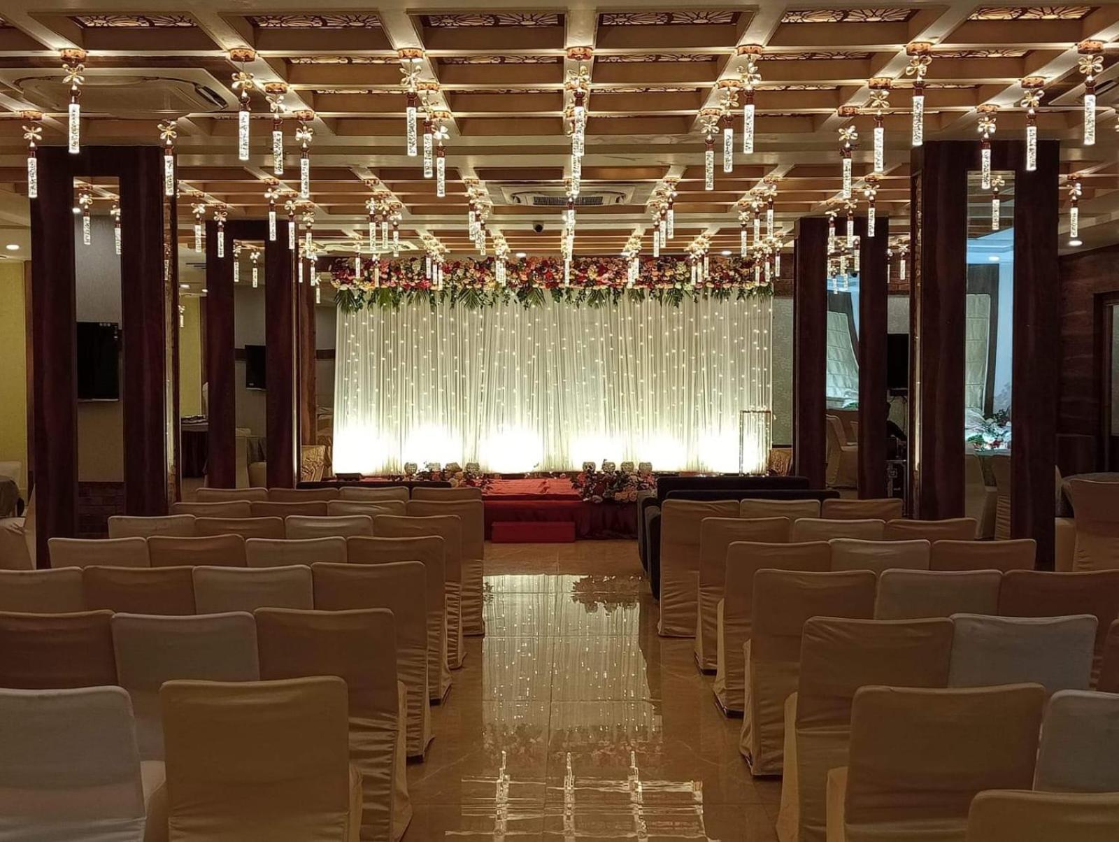 Prime Land Hotell Varanasi Exteriör bild
