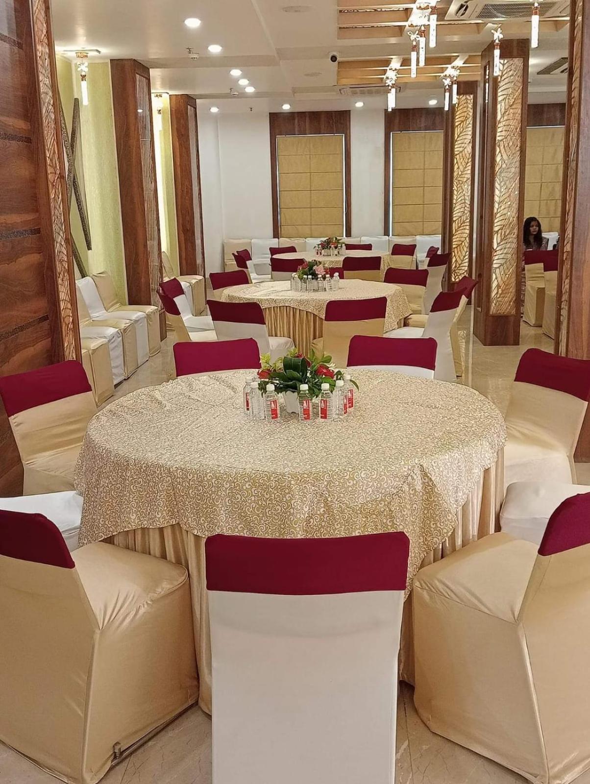 Prime Land Hotell Varanasi Exteriör bild